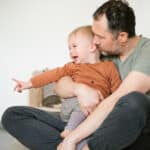 Baby weint und wird einfühlsam begleitet – Unterstützung und Geborgenheit in emotionalen Momenten