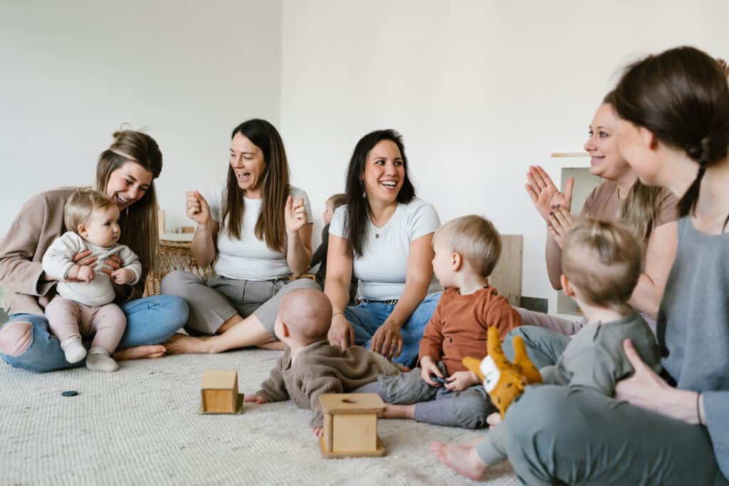 Spielgruppe der schwerelos Familienbegleitung: Eltern und Kinder beim gemeinsamen Spielen und Austausch